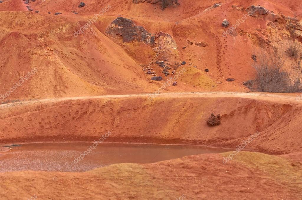 Camions miniers transportant de la bauxite